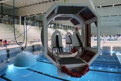 So sieht die Heli-Kabine über dem Pool im Campus Sursee aus. Die Aufschrift HUET steht für Helicopter Underwater Escape Training – wie komme ich am schnellsten aus einem Helikopter, der unter Wasser ist.