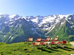 Vom Liegestuhl auf der Fürenalp OW kann man einen wunderbare Aussicht auf die Berge geniessen. (Bild: Urs Gutfleisch, 26. Juni 2019)