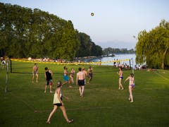 Spielwiese statt Büro: Viele Menschen treibt es trotz heisser Temperaturen ins Freie. (Bild: KEYSTONE/JEAN-CHRISTOPHE BOTT)