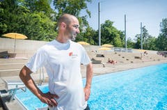 Bademeister Roman Böhi mag das heisse Wetter beim Arbeiten.