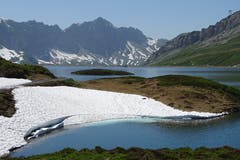 Allein schon der Anblick ist erfrischend bei dieser Hitze: Schnee im Tannensee auf Melchsee-Frutt. (Bild: Bruno Ringgenberg, 26. Juni 2019)