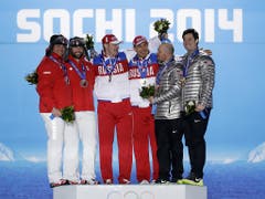 Das ursprüngliche Olympia-Podest im Zweierbob 2014: die russischen Sieger Subkow/Wojewoda wurden mittlerweile des Dopings überführt, der damals drittplatzierte Amerikaner Steven Holcomb (2. v. r.) ist vor zwei Jahren gestorben (Bild: KEYSTONE/AP/DAVID GOLDMAN)