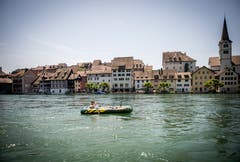 Die Fahrt mit dem Gummiboot geht an der malerischen Diessenhofer Altstadt vorbei. (Bild: Reto Martin)