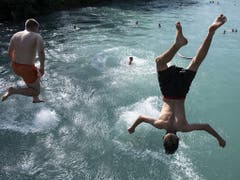 Gehört schon fast zum Schweizer Kulturgut: ein Sprung vom Berner Schönausteg in die Aare. (Bild: KEYSTONE/ANTHONY ANEX)