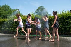 Die Gemeinde Buchrain stellt Wasserduschen auf, zur Freude der Kinder. (Bild: Dominik Wunderli, Buchrain 26. Juni 2019)