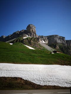 Der wohl letzte SChnee auf dem Klausenpass, im Hindergrund: das Märchästöckli. (Leserbild: Monica Philipp, Bürglen, Aufnahme vom 25. Juni 2019)