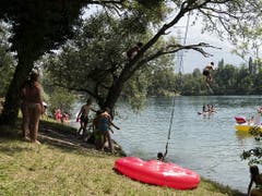 Viele Menschen geniessen das perfekte Badewetter. Doch ist wegen der Unfälle in Badis und Flüssen der vergangenen Tage auch Vorsicht geboten. (Bild: KEYSTONE/ANTHONY ANEX)