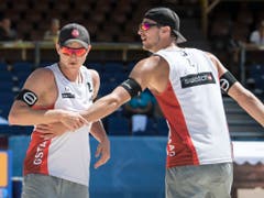 Nachdem 2017 in Wien erstmals überhaupt eine Beachvolleyball-WM ohne Beteiligung eines Schweizer Männerteams stattfand, kann Swiss Volley heuer wieder ein Duo stellen. Mirco Gerson (links) und Adrian Heidrich, der Bruder von Joana Heidrich, vertreten die Schweizer Farben im Norden Deutschlands. (Bild: KEYSTONE/PETER SCHNEIDER)