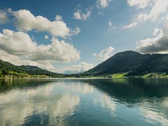 Schöne Aussichten am Ägeriesee mit Blick Richtung Sattel. (Bild: Jane Hasselmann, Ägerisee, 21. Juni 2019)
