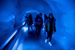 Touristen in der Gletschergrotte in Engelberg. (Bild: Nadia Schärli, 27. Juni 2019)