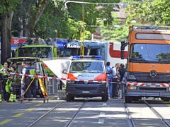 Die Einsatzkräfte waren mit einem Grossaufgebot vor Ort. (Bild: KEYSTONE/WALTER BIERI)