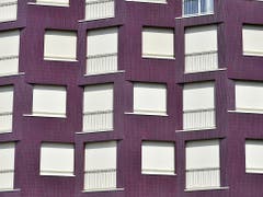 Schutz vor der Hitze: Die Bewohnerinnen und Bewohner einer Alterssiedlung in Zürich haben ihre Rollläden heruntergelassen. (Bild: KEYSTONE/WALTER BIERI)
