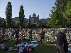 Volles Schwimmbad: Auf der Suche nach Sonne und Abkühlung im Berner Marzili. (Bild: KEYSTONE/ANTHONY ANEX)