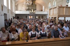 Auf den Kirchbänken wird's langsam eng. (Bild: Boris Bürgisser, Horw, 28.06.2019)