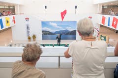 Gebannt beobachten diese beiden Frauen das Auf und Ab der Fahne am Fahnenschwingerwettbewerb. (Bild: Boris Bürgisser, Horw, 28.06.2019)
