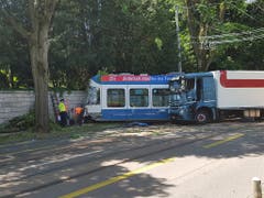 Das Tram wurde durch den Zusammenstoss mit dem Lastwagen aus den Schienen gehoben. (Bild: Keystone_SDA, Monika Freund)