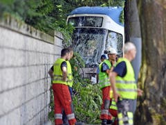 Der Sachschaden ist laut Polizei beträchtlich. Er kann jedoch noch nicht beziffert werden. (Bild: KEYSTONE/WALTER BIERI)