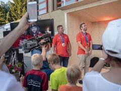 Olympiasieger zum Anfassen: Gerade auch die Kleinsten freuten sich mit Hefti und Baumann (Bild: KEYSTONE/URS FLUEELER)