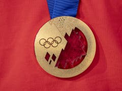 Das Objekt der Begierde: die Olympia-Goldmedaille von Sotschi 2014 (Bild: KEYSTONE/URS FLUEELER)