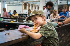 Hier kann man sich's schmecken lassen. Das dachte sich auch Max Westhorn aus Zug. (Bild: Christian H. Hildebrand, Zug, 28. Juni 2019).