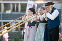 Das Trio Seeblick lässt seine Alphörner klingen. (Bild: Boris Bürgisser, Horw, 28.06.2019)