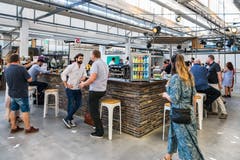 Tag der offenen Tuer im Zwischennutzungsprojekt Freiruum gab es viele Besucher. Im Bild ist eine Bar zu sehen (Bild: Christian H. Hildebrand, Zug, 28. Juni 2019)