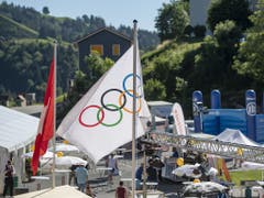 Über Schwellbrunn wehte am Freitagabend die olympische Flagge (Bild: KEYSTONE/URS FLUEELER)