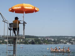 Kühles Nass: Bademeister im Strandbad Mythenquai in Zürich. (Bild: KEYSTONE/ENNIO LEANZA)
