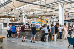 An der Bar kamen viele Menschen zusammen. (Bild: Christian H. Hildebrand, Zug, 28. Juni 2019)
