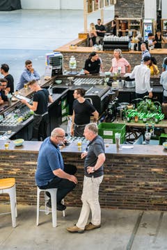Ein Blick von oben auf die Bar. (Bild: Christian H. Hildebrand, Zug, 28. Juni 2019)