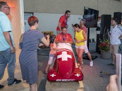 Der Siegerbob: Hefti und Baumann noch einmal Platz im Schlitten, den sie zum Sieg steuerten (Bild: KEYSTONE/URS FLUEELER)
