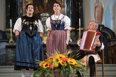 Fabienne Erni-Lipp und Gaby Agner-Jenni werden von Franz Stadelmann begleitet. (Bild: Boris Bürgisser, Horw, 28.06.2019)