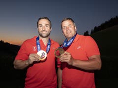 Schöner Abschluss einer langen Wartezeit: Bei Einbruch der Nacht zeigen Alex Baumann (li.) und Beat Hefti nochmals ihre Goldmedaillen (Bild: KEYSTONE/URS FLUEELER)