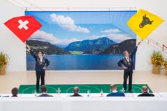 Die Wettkämpfer stehen in einem Kreis. Wenn sie ihn übertreten müssen, um ihre Fahne zu fangen, werden sie mit Strafpunkten sanktioniert. Im Bild sind Bernhard Schuler aus Altdorf und Konrad Gisler aus Schattdorf. (Bild: Boris Bürgisser, Horw, 28.06.2019)