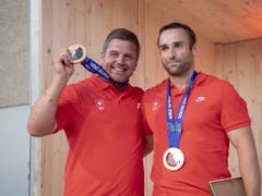 Beat Hefti (links) und Alex Baumann (rechts) freuen sich über die nachträgliche Goldmedaillen-Feier in Schwellbrunn (Bild: KEYSTONE/URS FLUEELER)