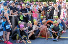 Auch nach 18.00 Uhr ist in Sarnen die Hitze gross, so dass sich die Gigathleten im Schwimmdress in den Schatten setzen.