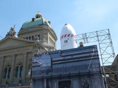 Auf dem Berner Bundesplatz feiert die Universität mit der Bevölkerung im «Weltraumdorf» 50 Jahre Mondlandung. Im Innern des Raketenkubus wartet eine Multimediashow auf die Besucher.