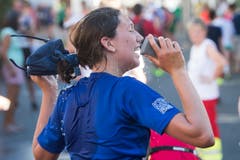 Eine Abkühlung nach dem Zieleinlauf. (Bild: Boris Bürgisser, Sempach, 29. Juni 2019)