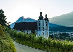 Am 29. Juni ist Peter und Paul, wo die Sonne exakt zwischen dem grossen und kleinen Stanserhorn aufgeht und um ca. 06:32 Uhr als erster Ort im Tal die Pfarrkirche Sarnen St. Peter und Paul bescheint. (Bild: Niklaus von Rotz, Sarnen, 29. Juni 2019)