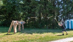 Aus einer Entfernung von mindestens 6.10 Metern wird die Axt auf eine Zielscheibe geworfen. (Bild: Boris Bürgisser, 29. Juni 2019)