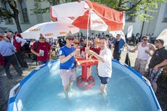 Abkühlung in einem Pool tut gut. (Bild: Urs Flüeler / Keystone, Horw, 29. Juni 2019)