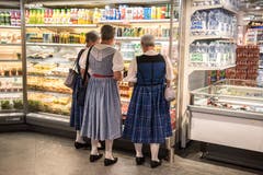 Jodlerinnen decken sich im Coop mit Mineral ein. (Bild: Dominik Wunderli, Horw, 29. Juni 2019)