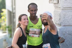 Ein Selfie mit dem die Sieger des Hellebardenlauf, Tefera Mekonen. (Bild: Boris Bürgisser, Sempach, 29. Juni 2019)