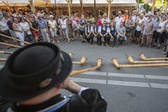 Alphornbläser zeigen ihr Können. (Bild: Urs Flüeler / Keystone, Horw, 29. Juni 2019)