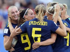 Schwedischer Torjubel mit Siegtorschützin Stina Blackstenius (ganz links) (Bild: KEYSTONE/AP/DAVID VINCENT)