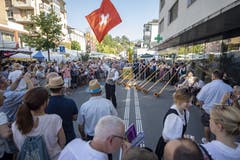 Fahnenschwinger und Alphornbläser bei einem Auftritt auf dem Festgelände. (Bild: Urs Flüeler / Keystone, Horw, 29. Juni 2019)