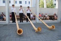 Das Jodler-Trio gibt ein spontanes Ständli. (Bild: Dominik Wunderli, Horw, 29. Juni 2019)
