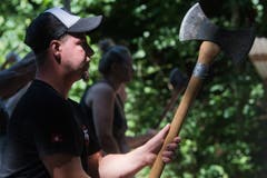 Volle Konzentration. Angebracht angesichts der Spaltkraft einer solchen Axt. (Bild: Boris Bürgisser, 29. Juni 2019)