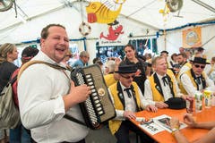 Auch in den Zelten wird spontan gejodelt, hier die Jodlerfründe Ruopigen. (Bild: Dominik Wunderli, Horw, 29. Juni 2019)