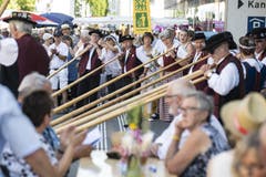 Alphornbläser bei einem Auftritt (Bild: Urs Flüeler / Keystone, Horw, 29. Juni 2019)